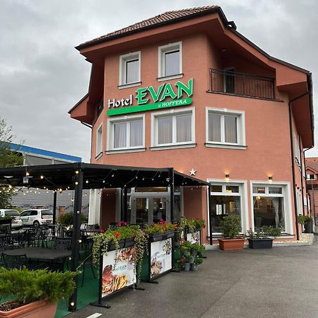 Hotel Evan U Hoffera Топольчани Екстер'єр фото