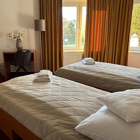 Hotel Evan U Hoffera Топольчани Екстер'єр фото