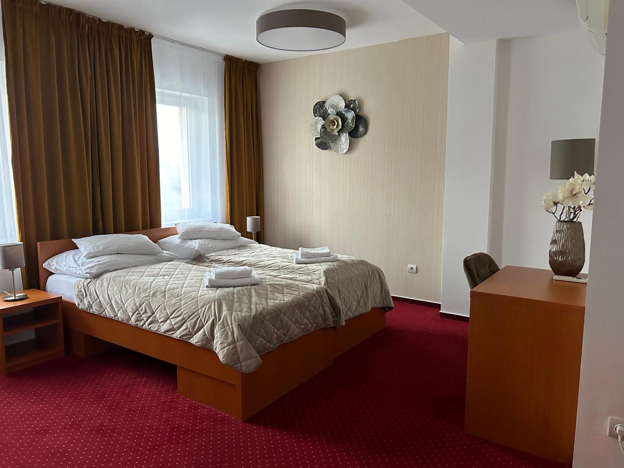 Hotel Evan U Hoffera Топольчани Екстер'єр фото