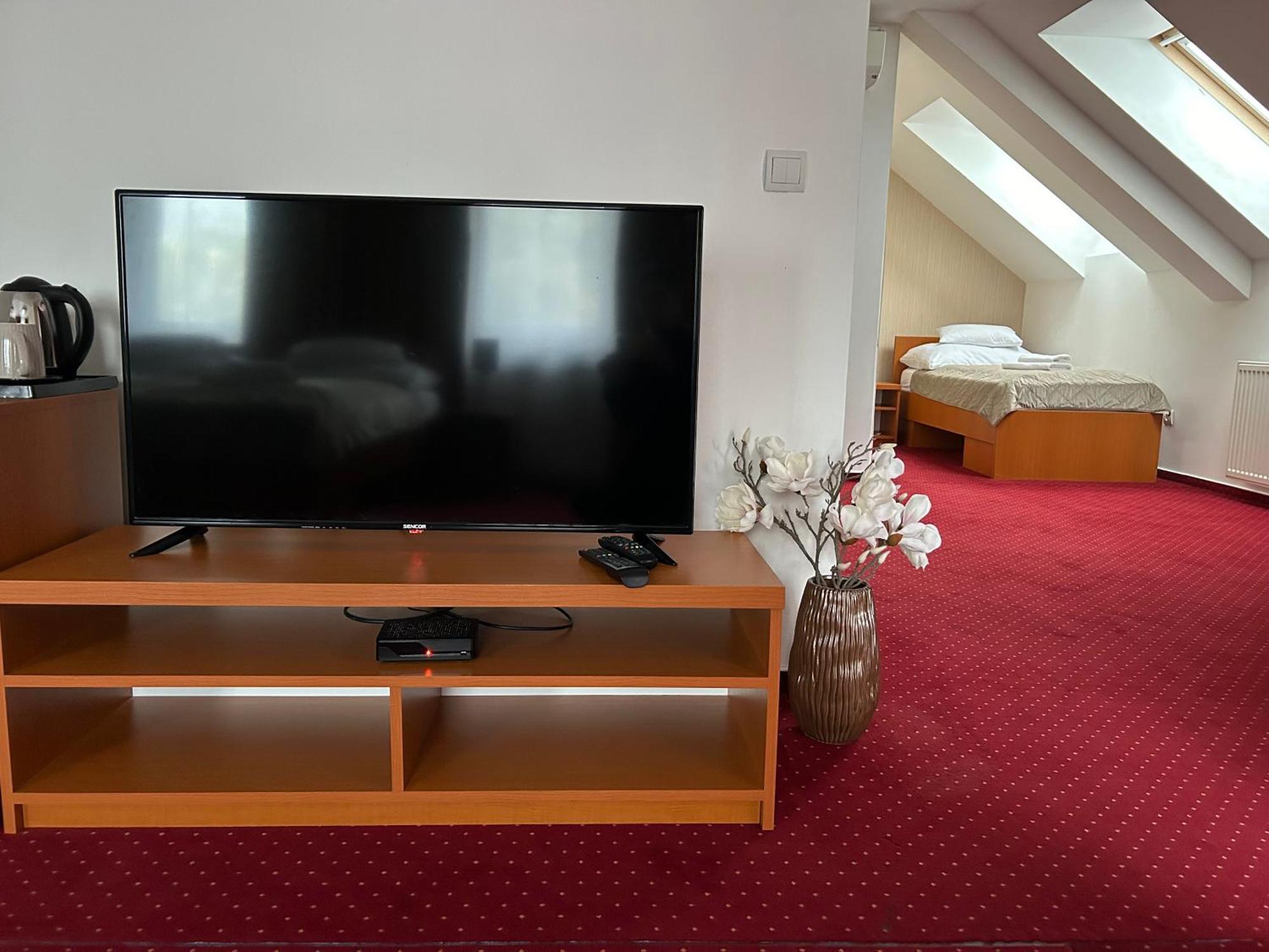 Hotel Evan U Hoffera Топольчани Екстер'єр фото