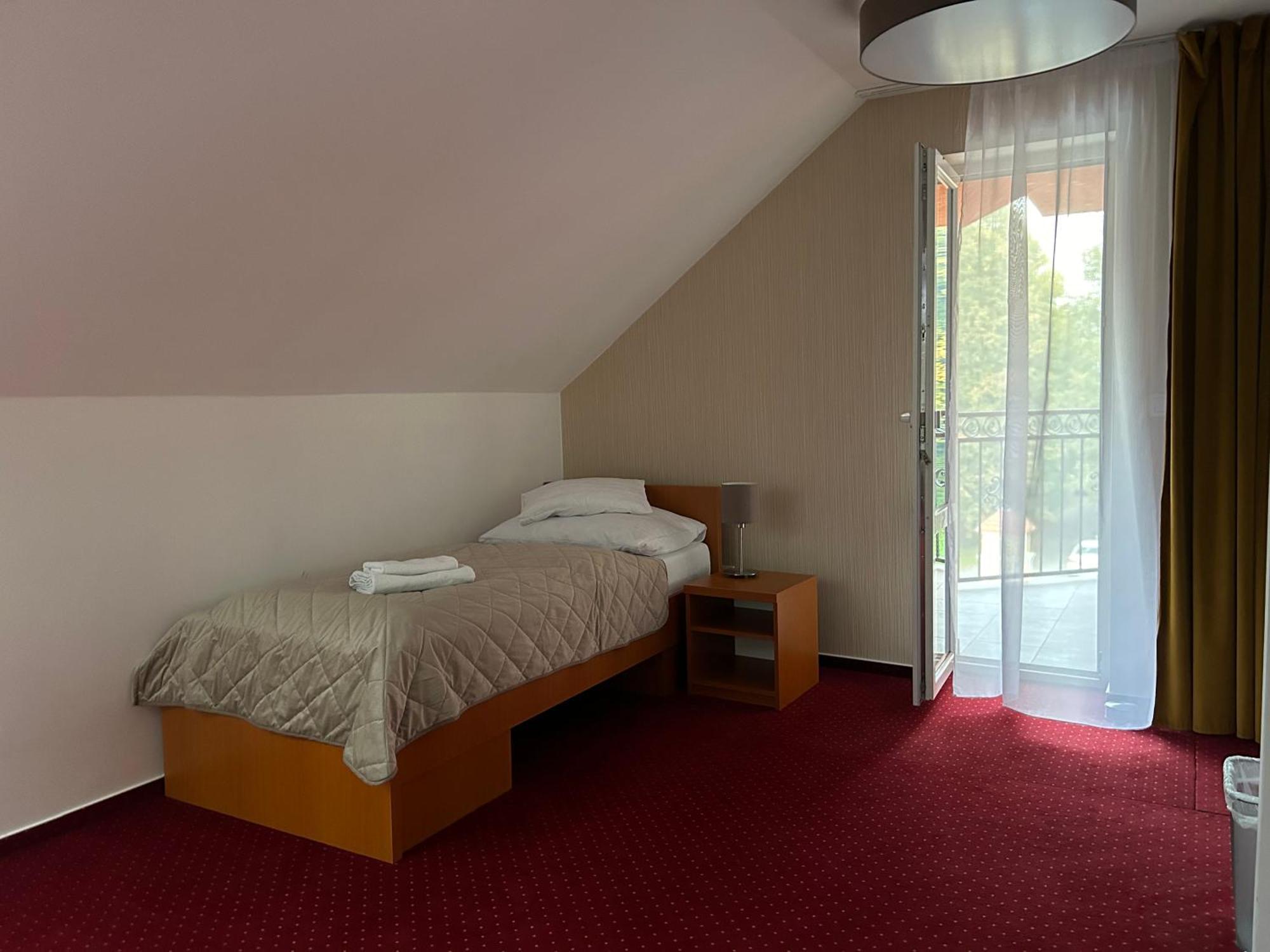 Hotel Evan U Hoffera Топольчани Екстер'єр фото