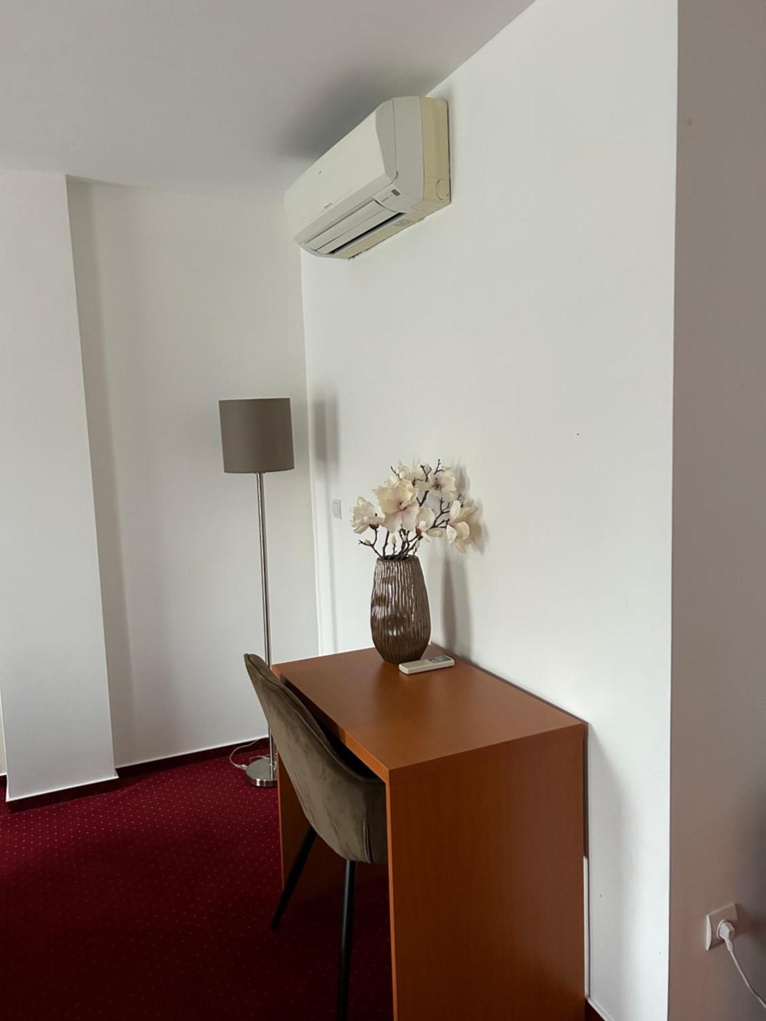 Hotel Evan U Hoffera Топольчани Екстер'єр фото