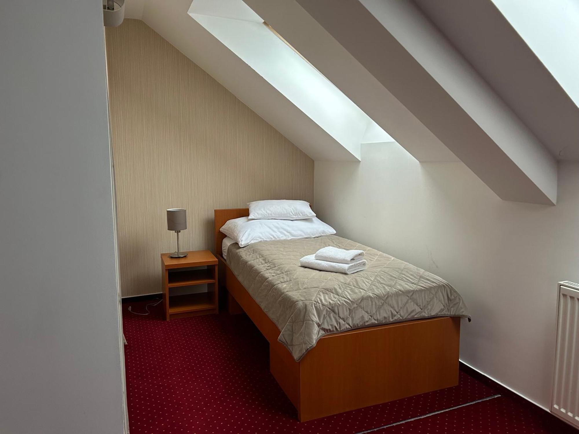 Hotel Evan U Hoffera Топольчани Екстер'єр фото