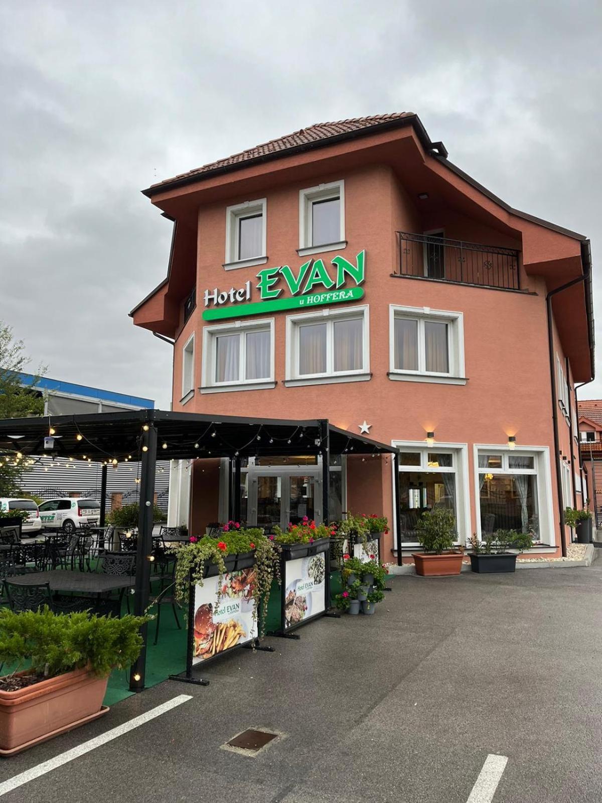 Hotel Evan U Hoffera Топольчани Екстер'єр фото