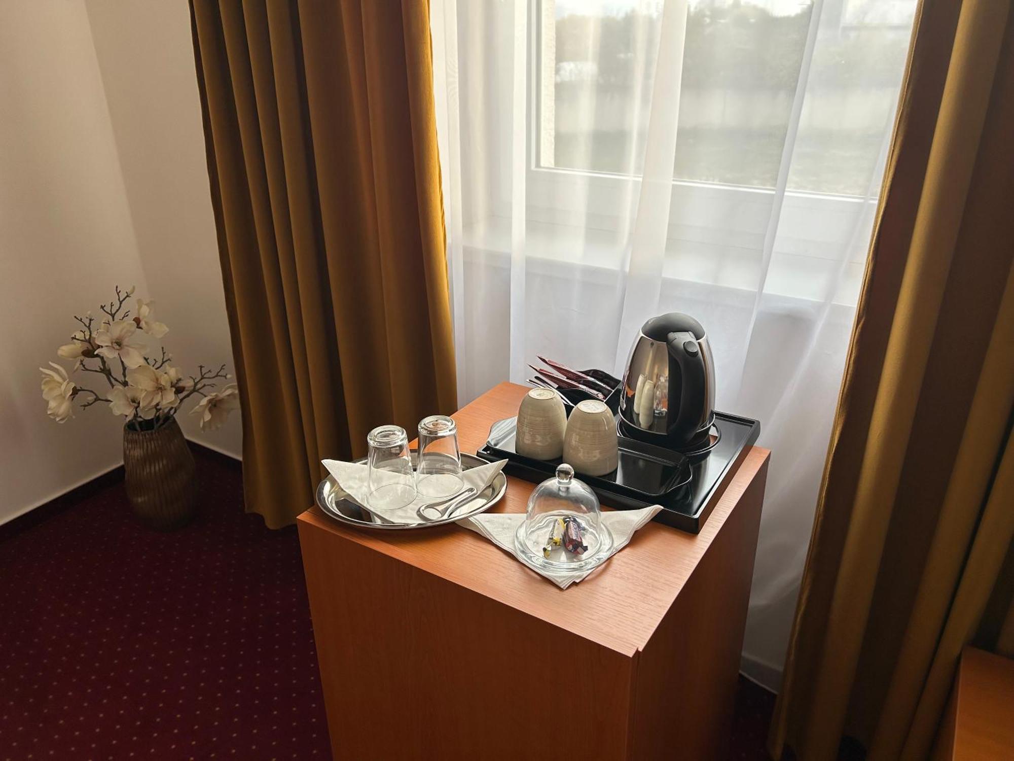 Hotel Evan U Hoffera Топольчани Екстер'єр фото