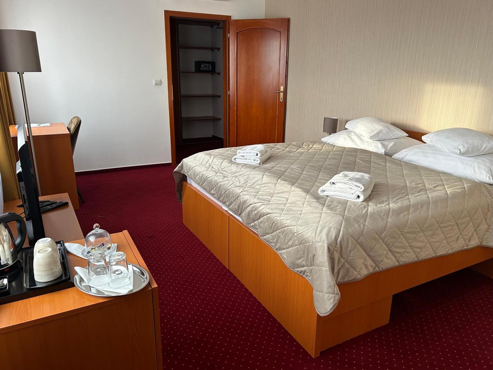Hotel Evan U Hoffera Топольчани Екстер'єр фото