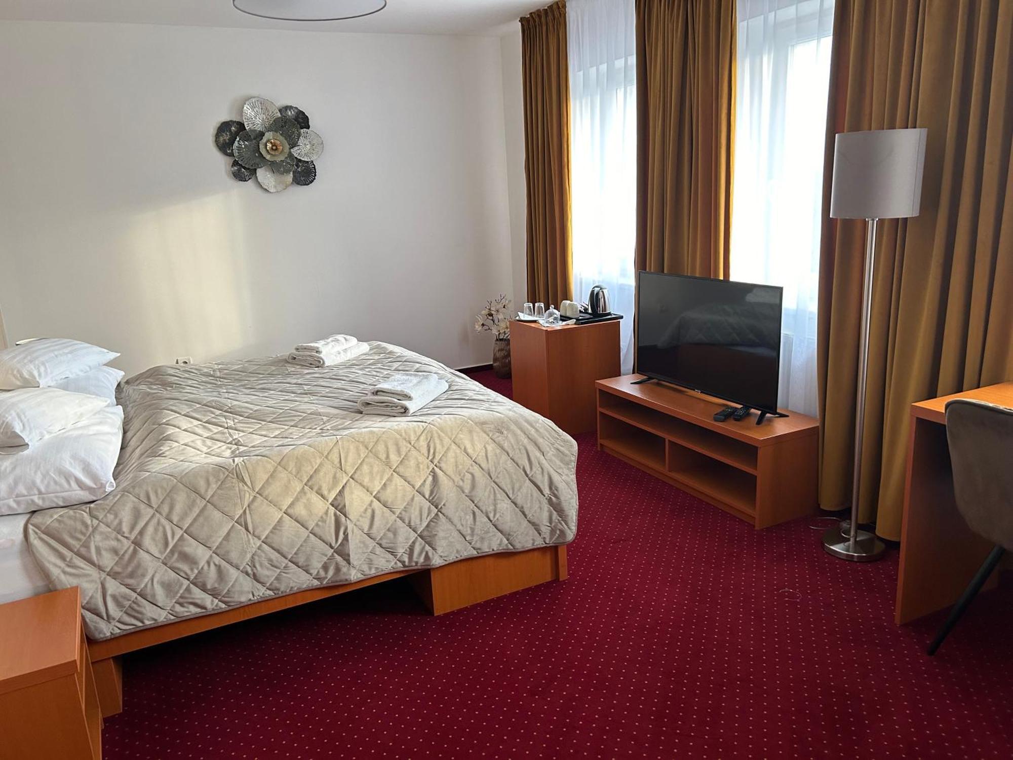 Hotel Evan U Hoffera Топольчани Екстер'єр фото