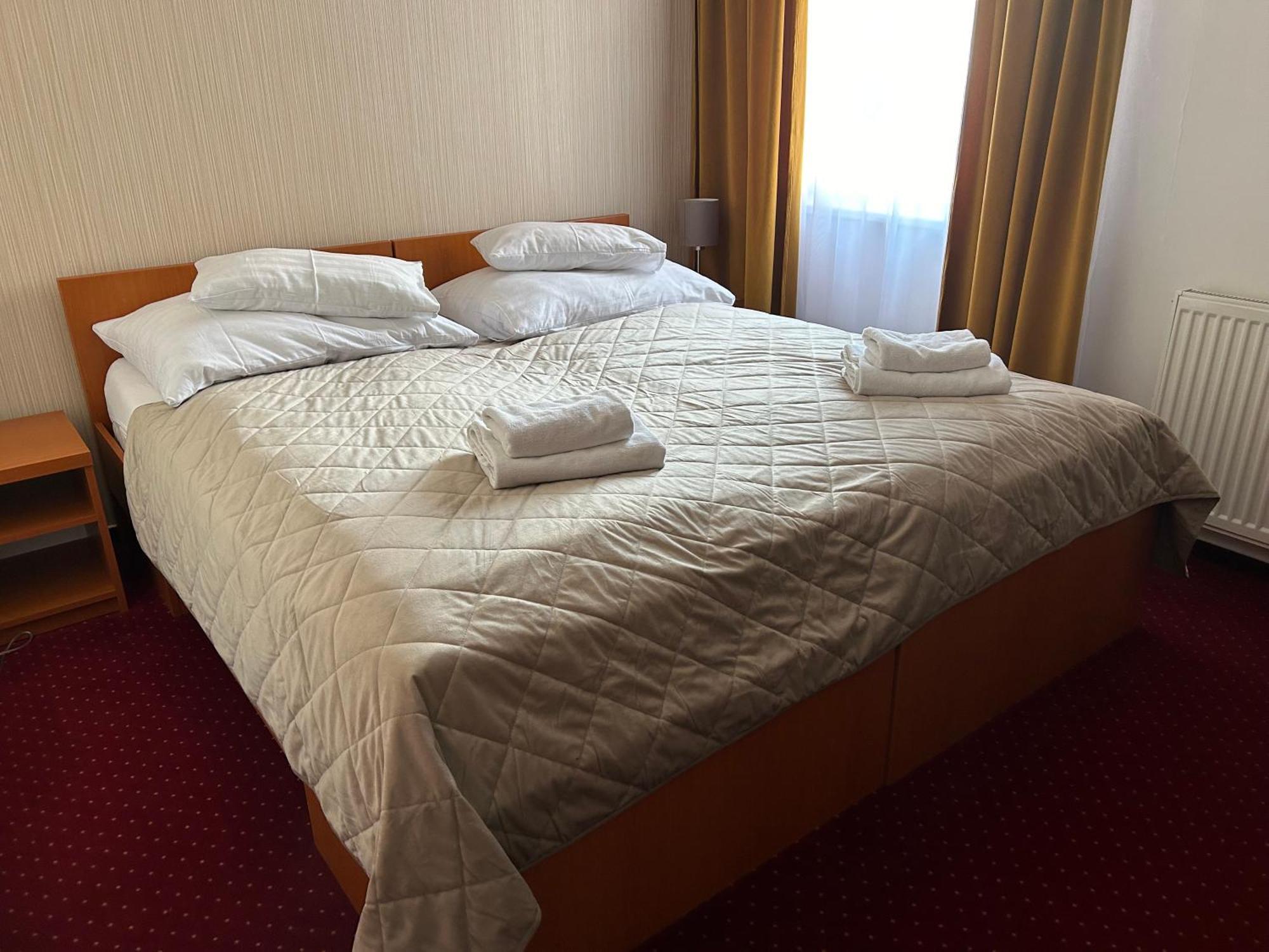 Hotel Evan U Hoffera Топольчани Екстер'єр фото
