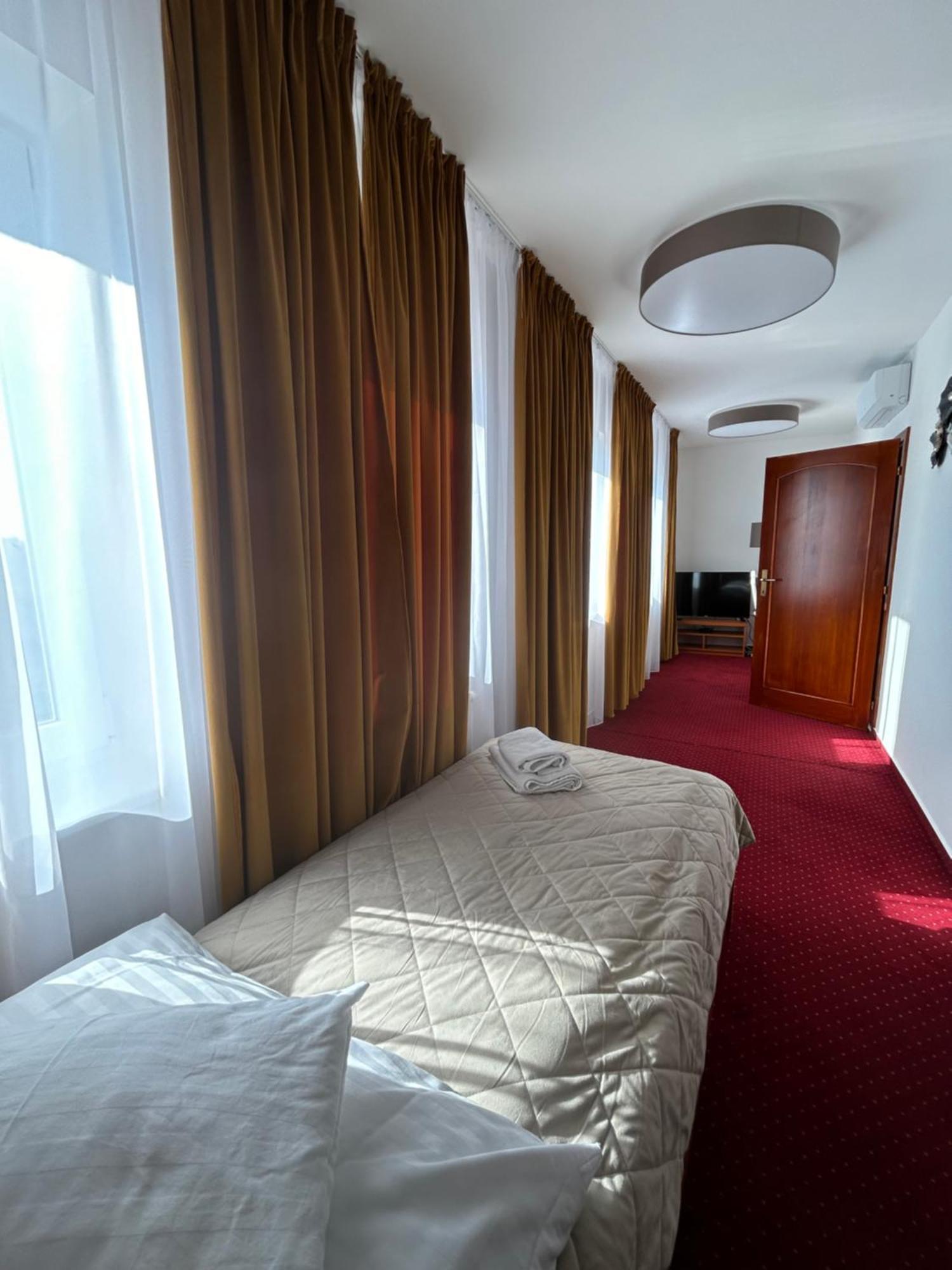 Hotel Evan U Hoffera Топольчани Екстер'єр фото