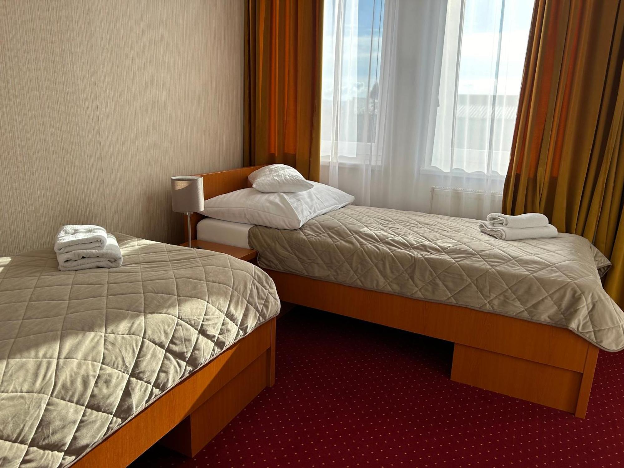Hotel Evan U Hoffera Топольчани Екстер'єр фото