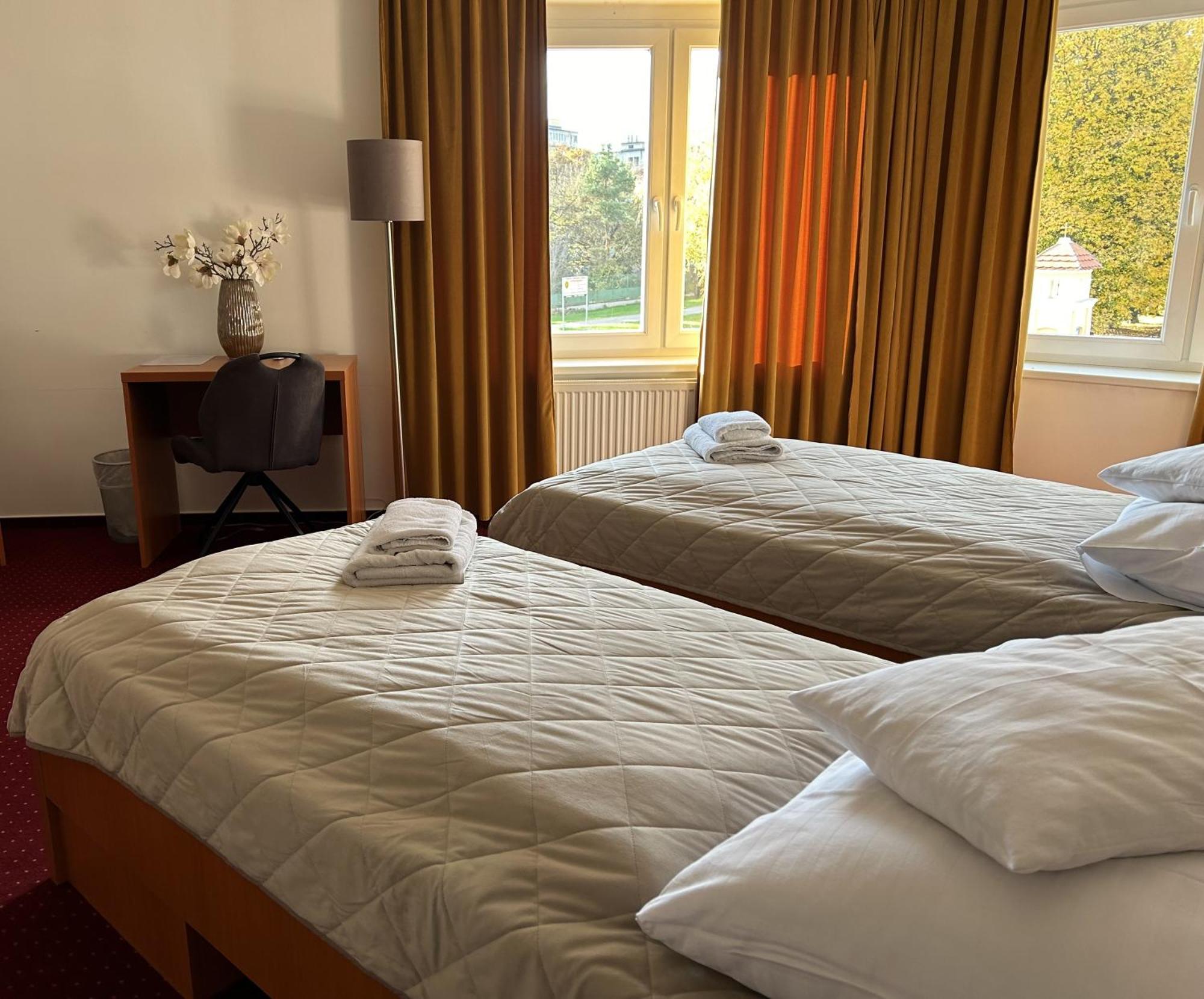 Hotel Evan U Hoffera Топольчани Екстер'єр фото