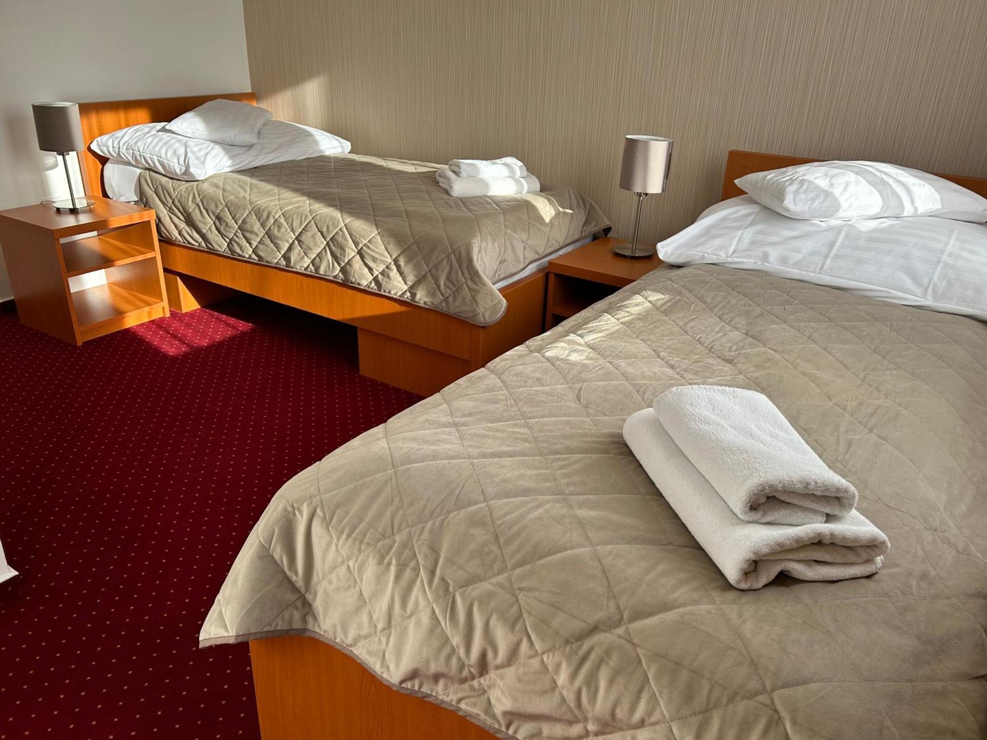 Hotel Evan U Hoffera Топольчани Екстер'єр фото