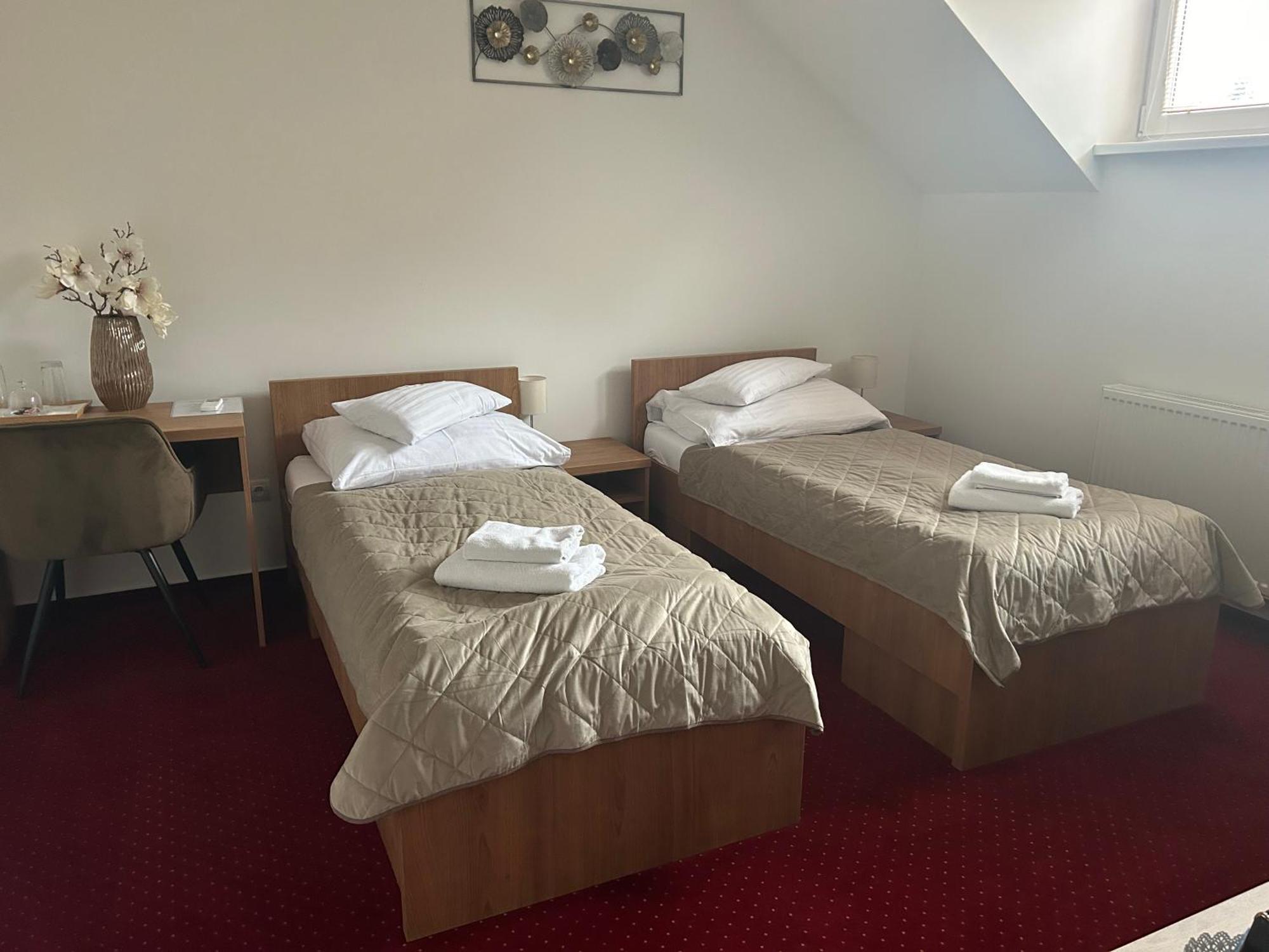 Hotel Evan U Hoffera Топольчани Екстер'єр фото