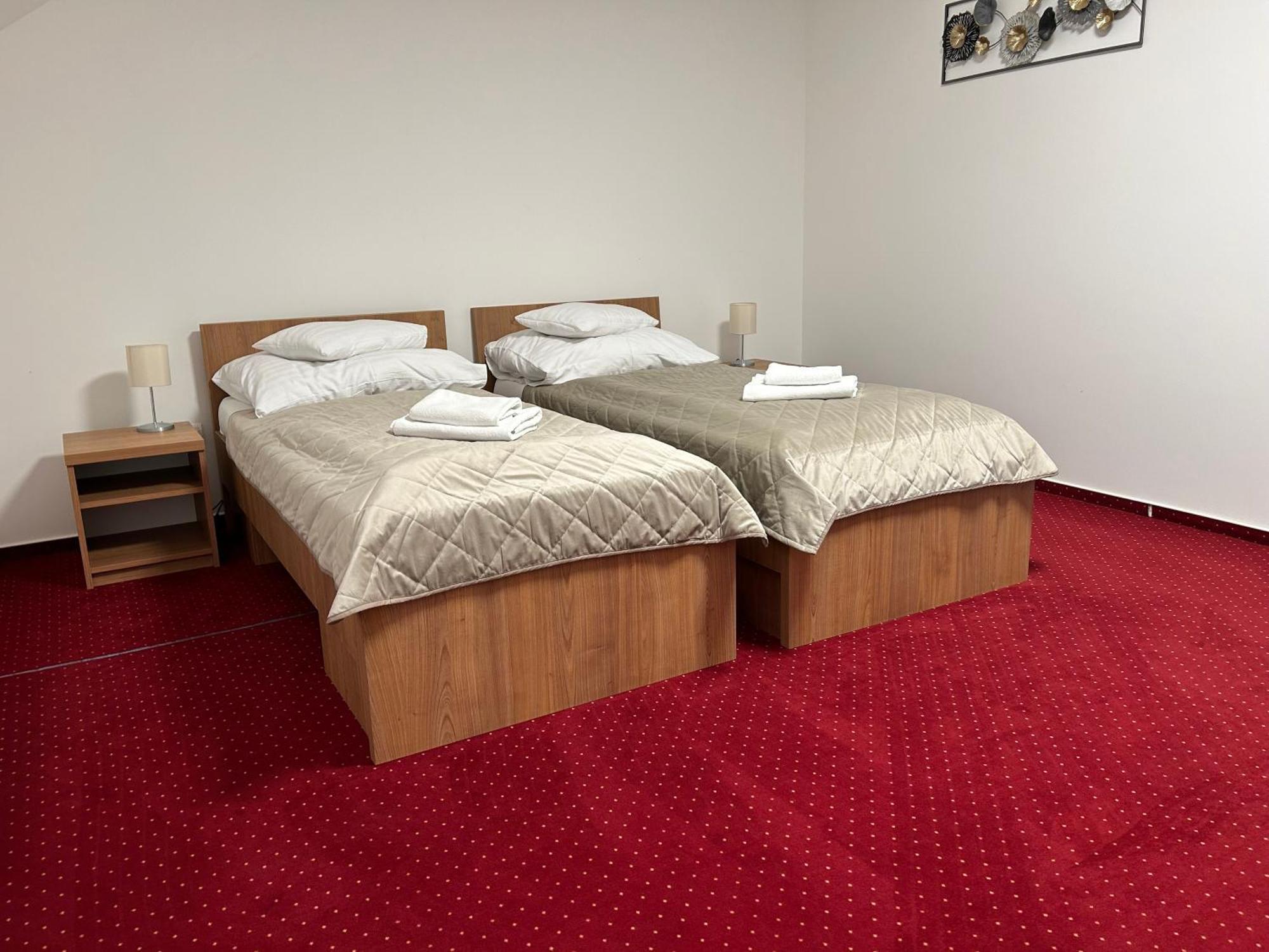 Hotel Evan U Hoffera Топольчани Екстер'єр фото