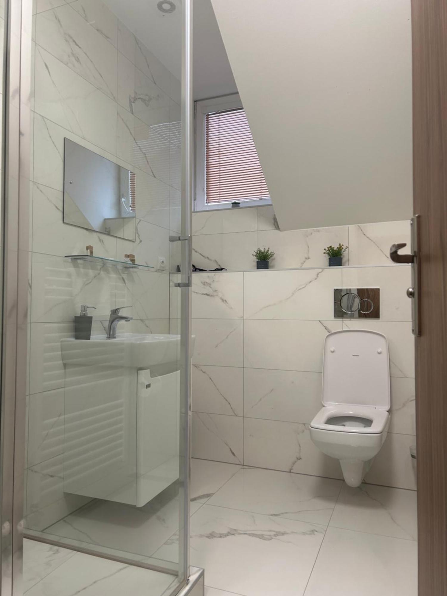 Hotel Evan U Hoffera Топольчани Екстер'єр фото