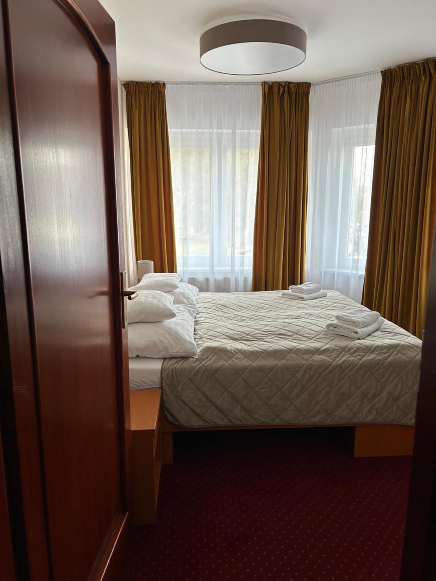 Hotel Evan U Hoffera Топольчани Екстер'єр фото