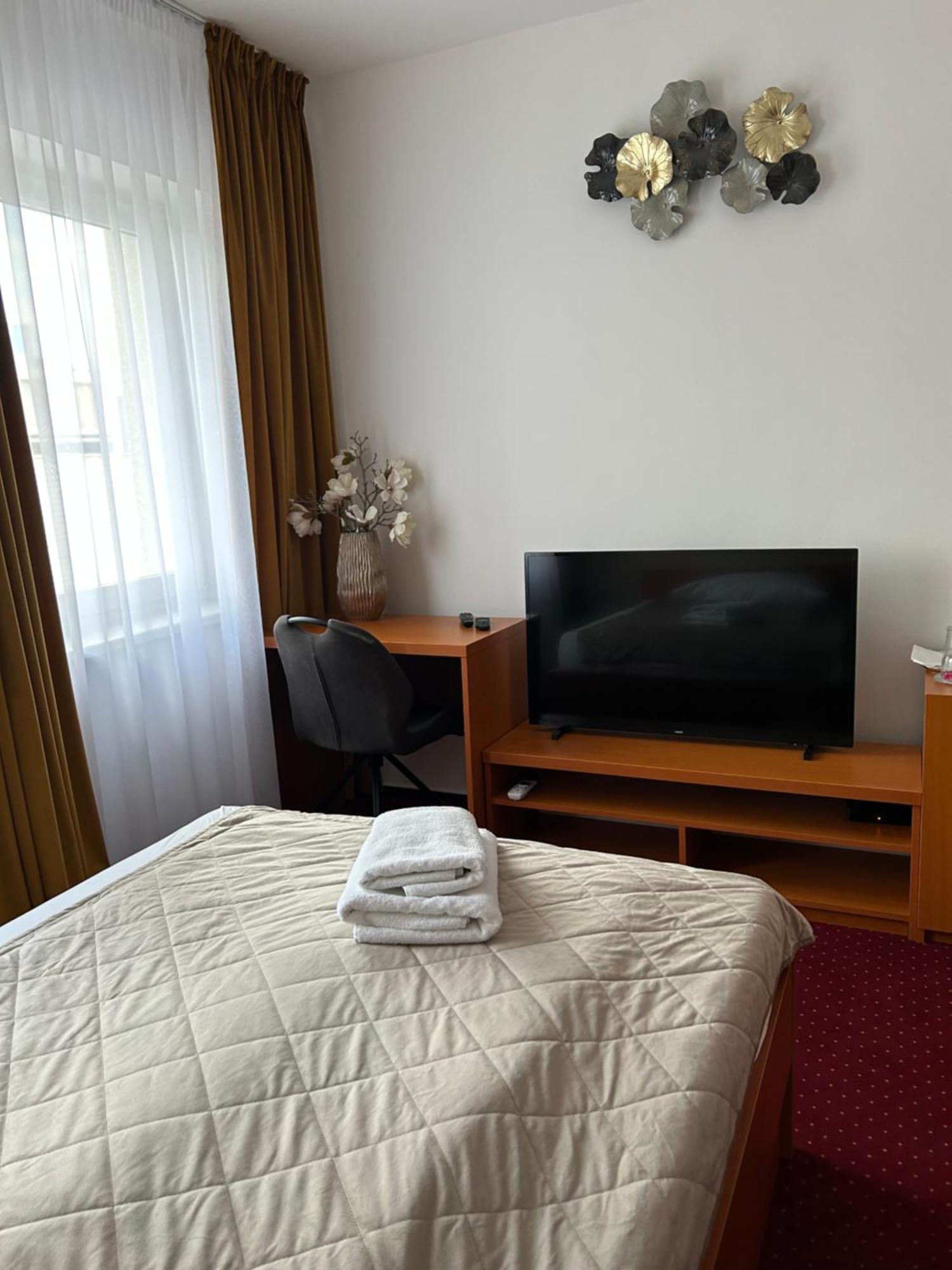 Hotel Evan U Hoffera Топольчани Екстер'єр фото