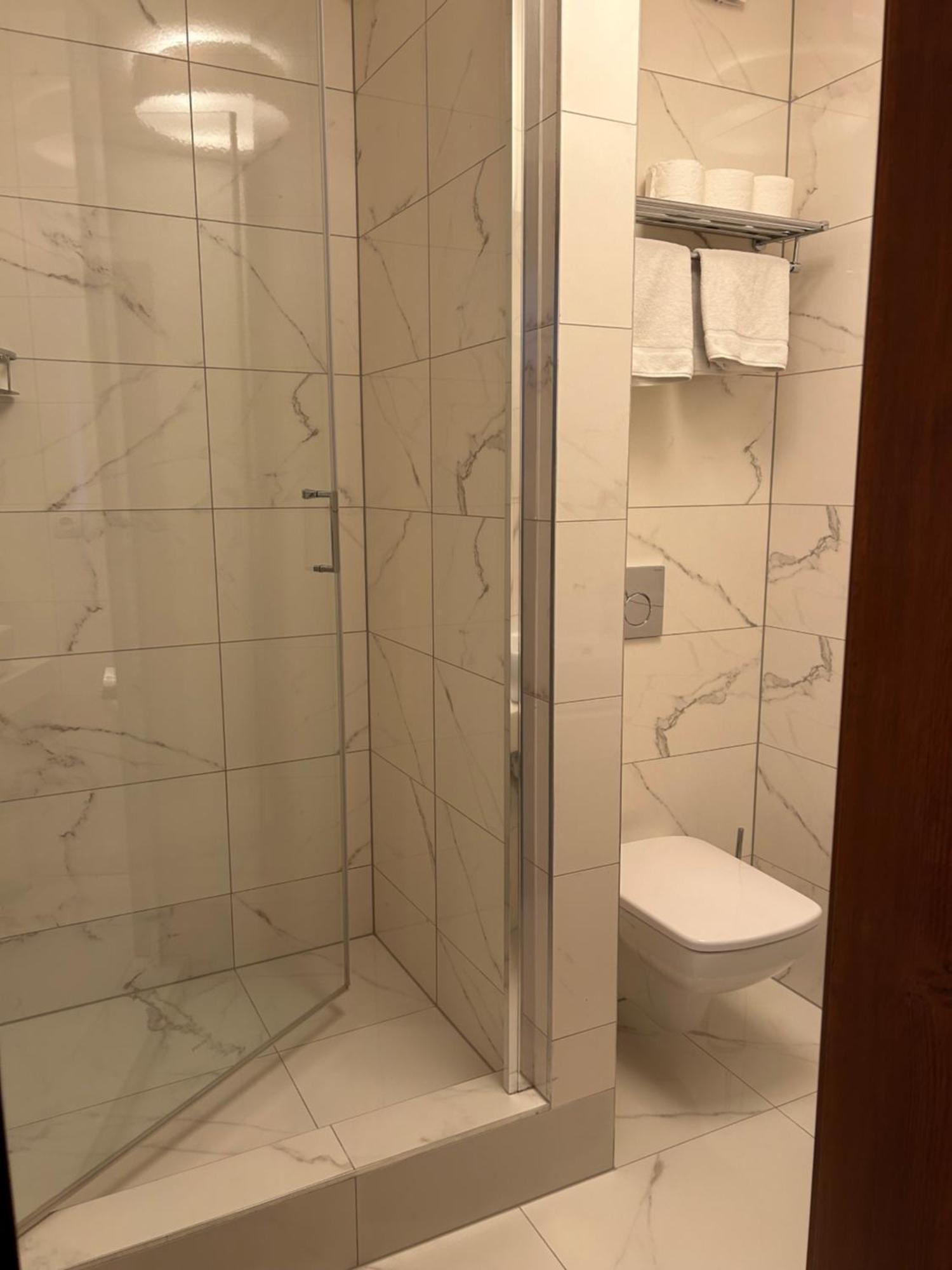 Hotel Evan U Hoffera Топольчани Екстер'єр фото