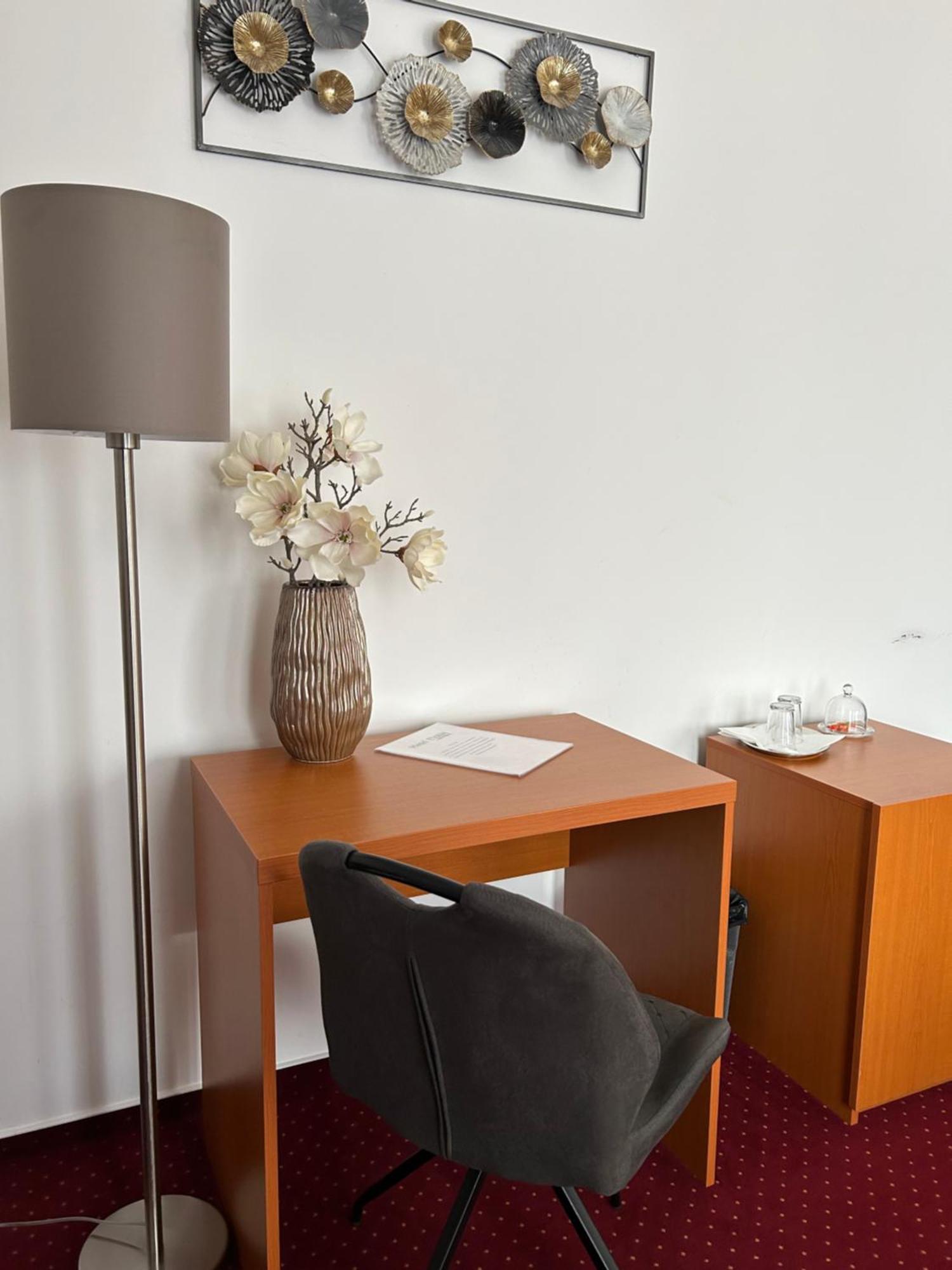 Hotel Evan U Hoffera Топольчани Екстер'єр фото