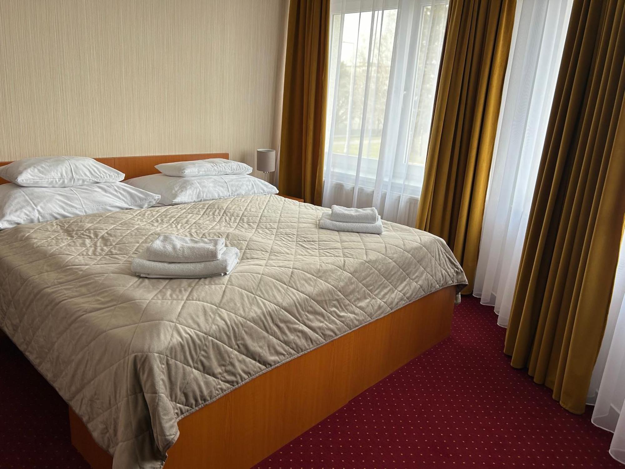 Hotel Evan U Hoffera Топольчани Екстер'єр фото