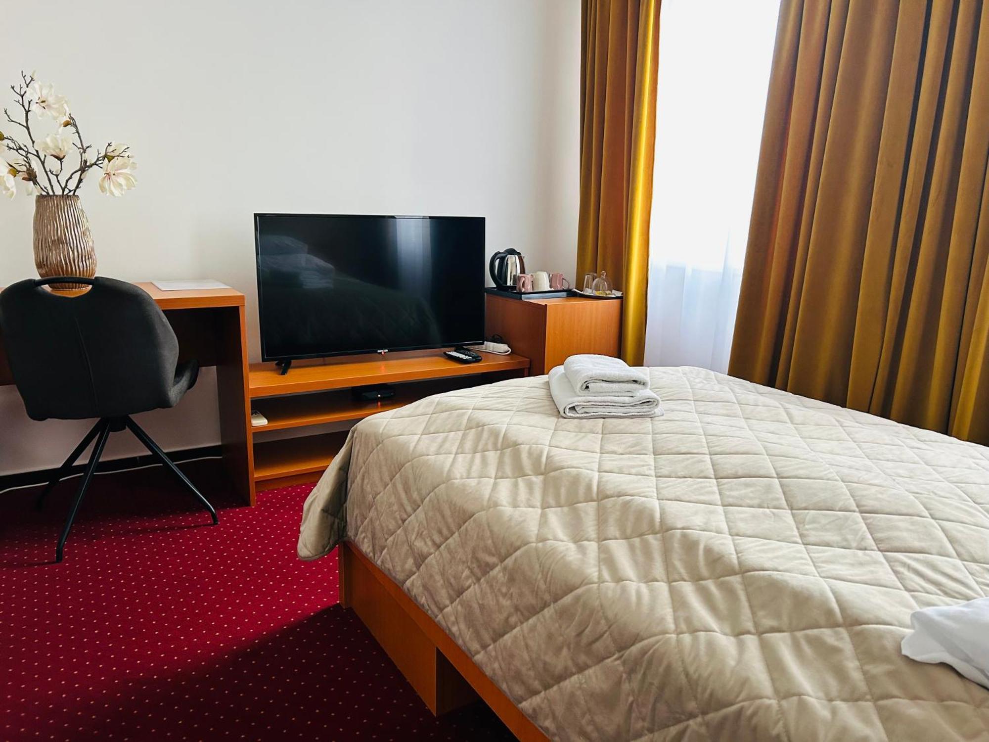 Hotel Evan U Hoffera Топольчани Екстер'єр фото