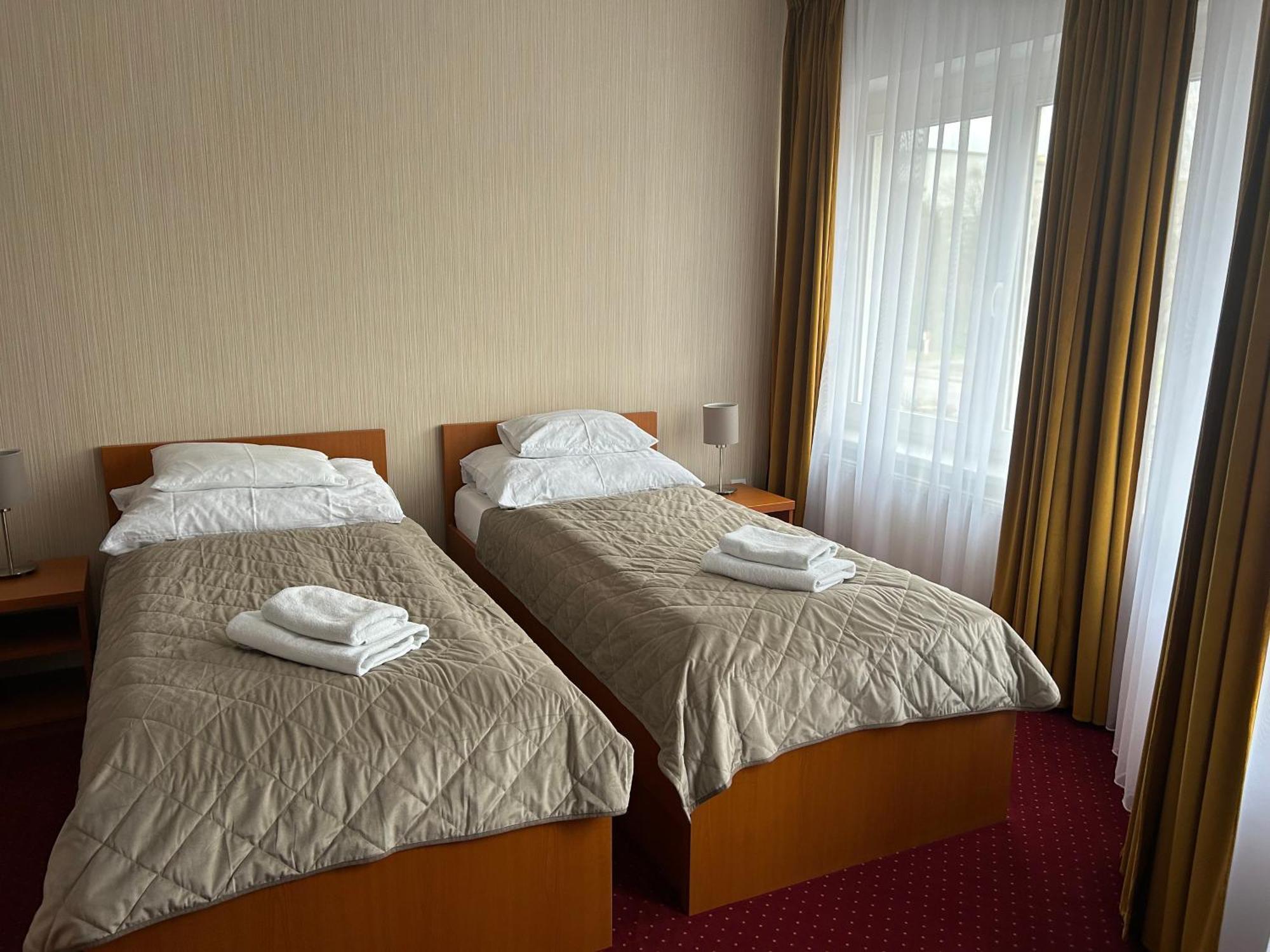 Hotel Evan U Hoffera Топольчани Екстер'єр фото