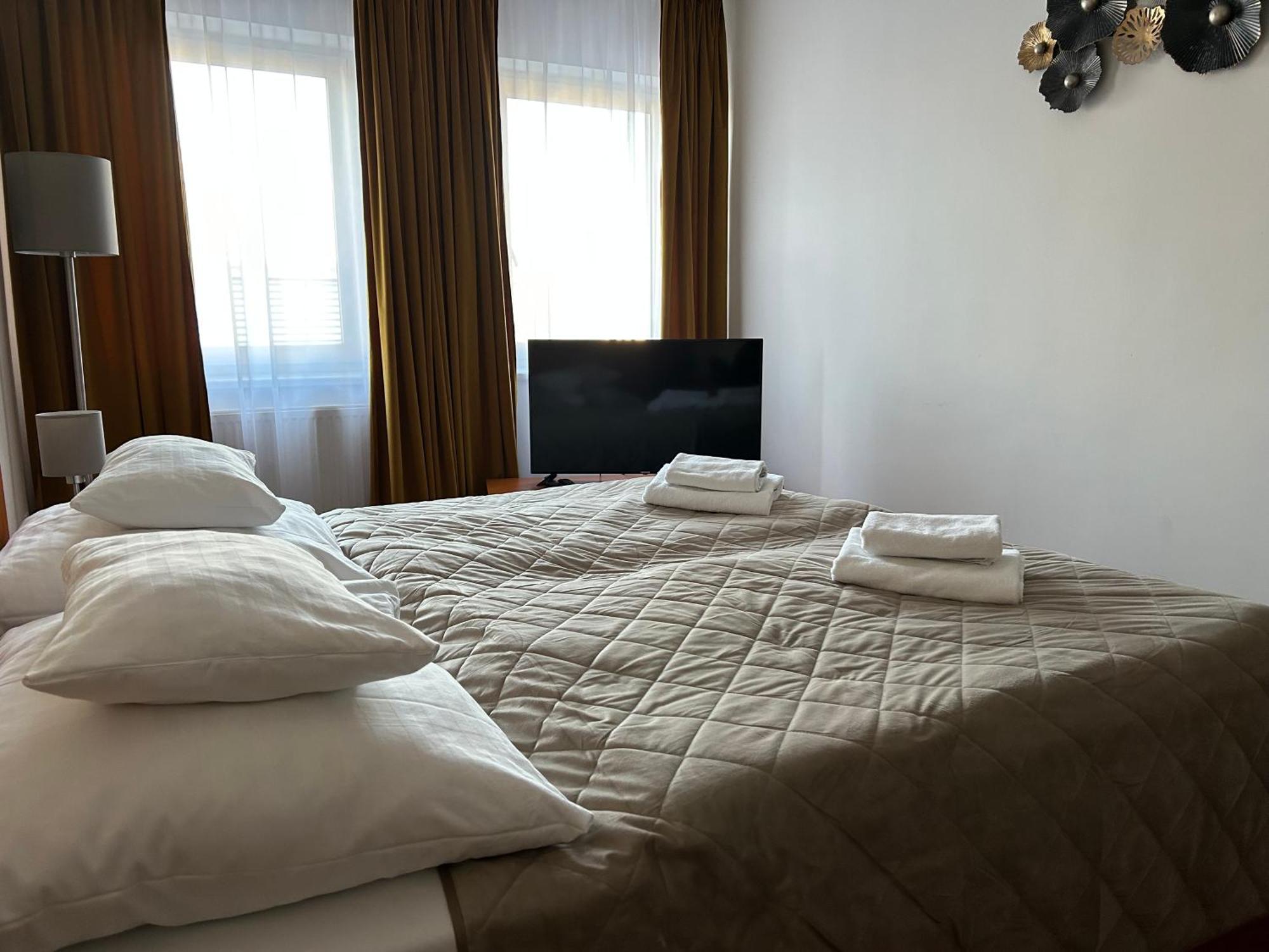 Hotel Evan U Hoffera Топольчани Екстер'єр фото