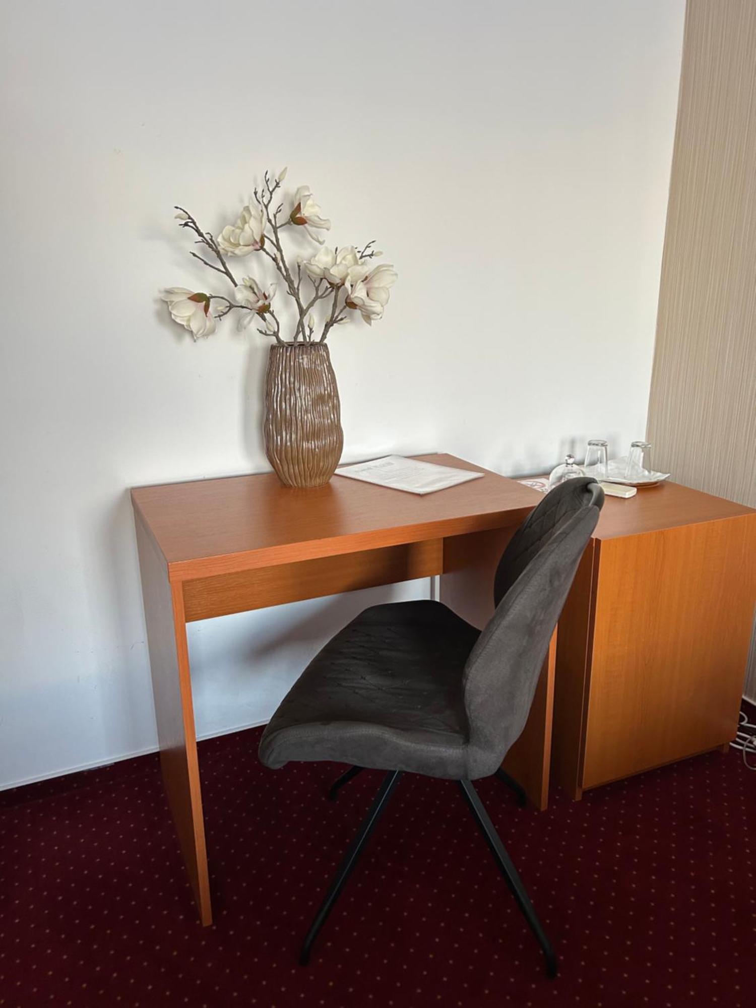 Hotel Evan U Hoffera Топольчани Екстер'єр фото