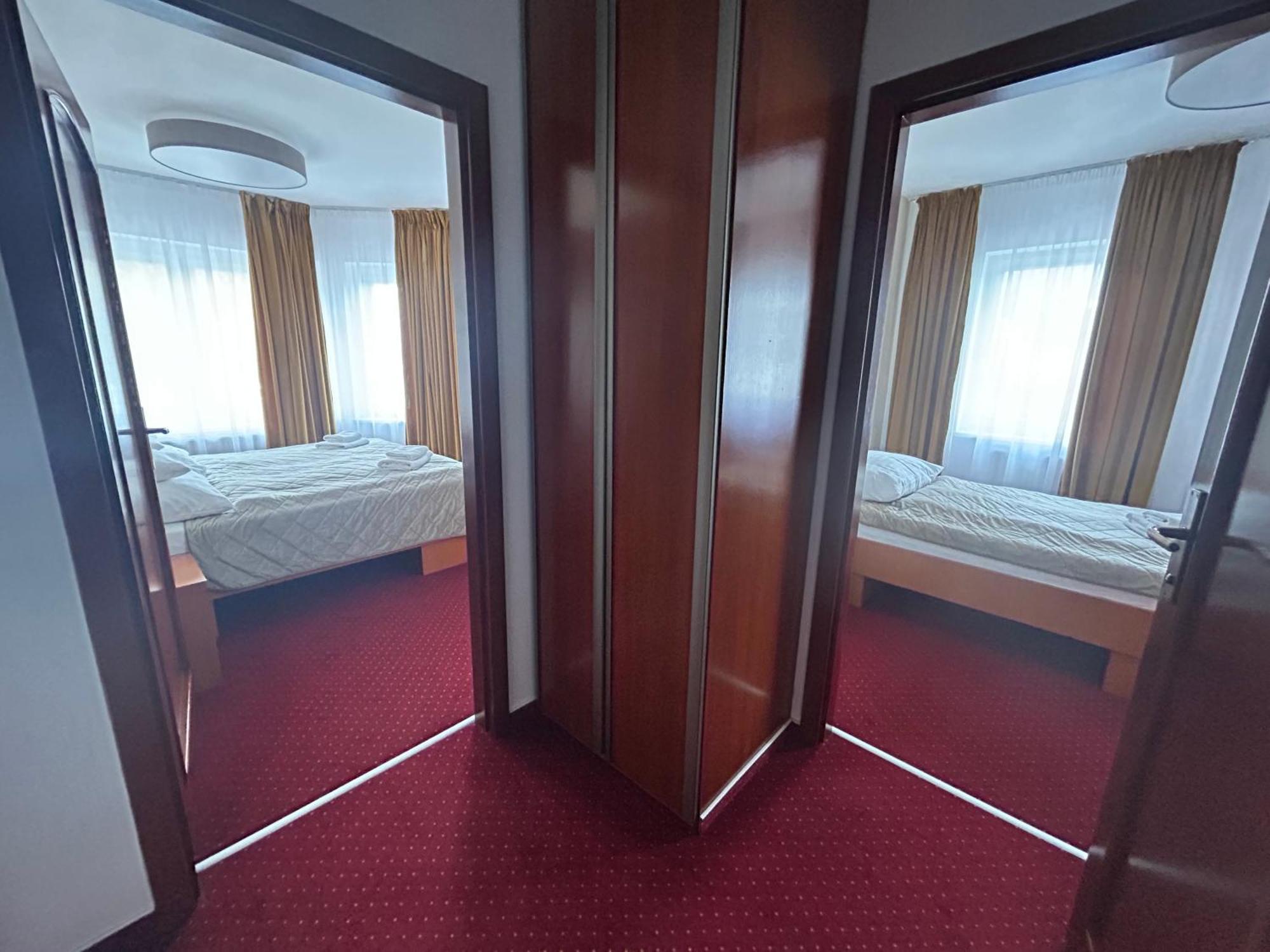 Hotel Evan U Hoffera Топольчани Екстер'єр фото