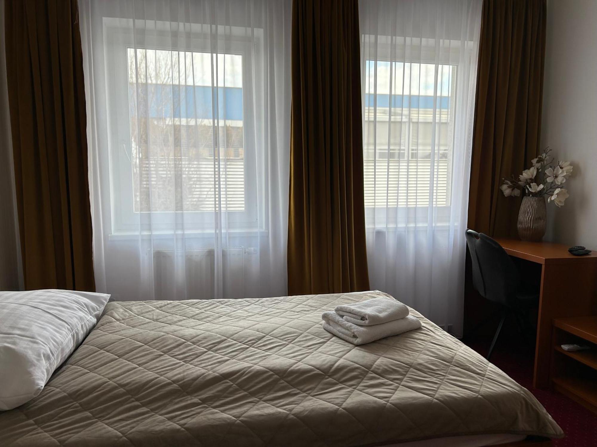 Hotel Evan U Hoffera Топольчани Екстер'єр фото