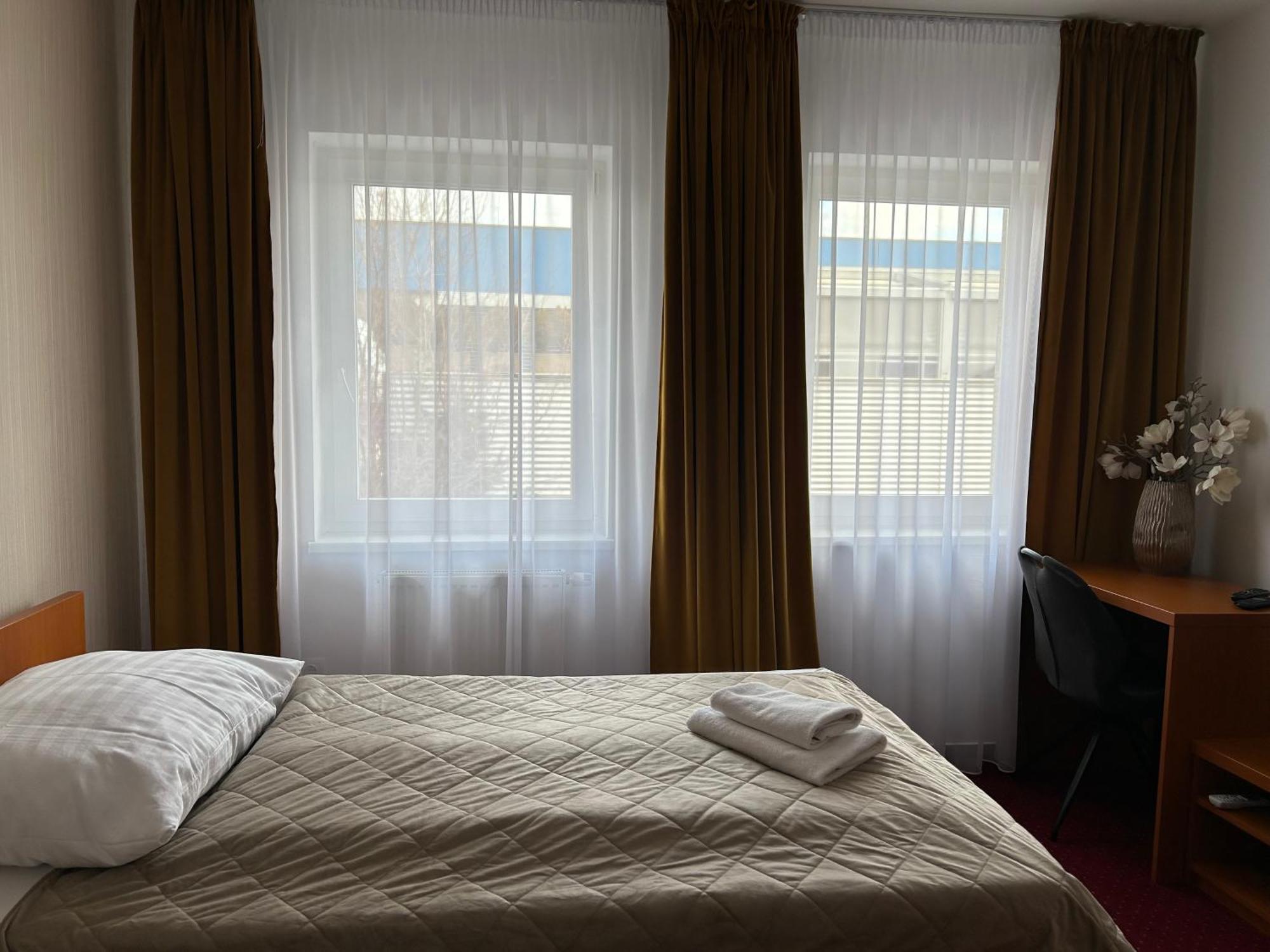 Hotel Evan U Hoffera Топольчани Екстер'єр фото