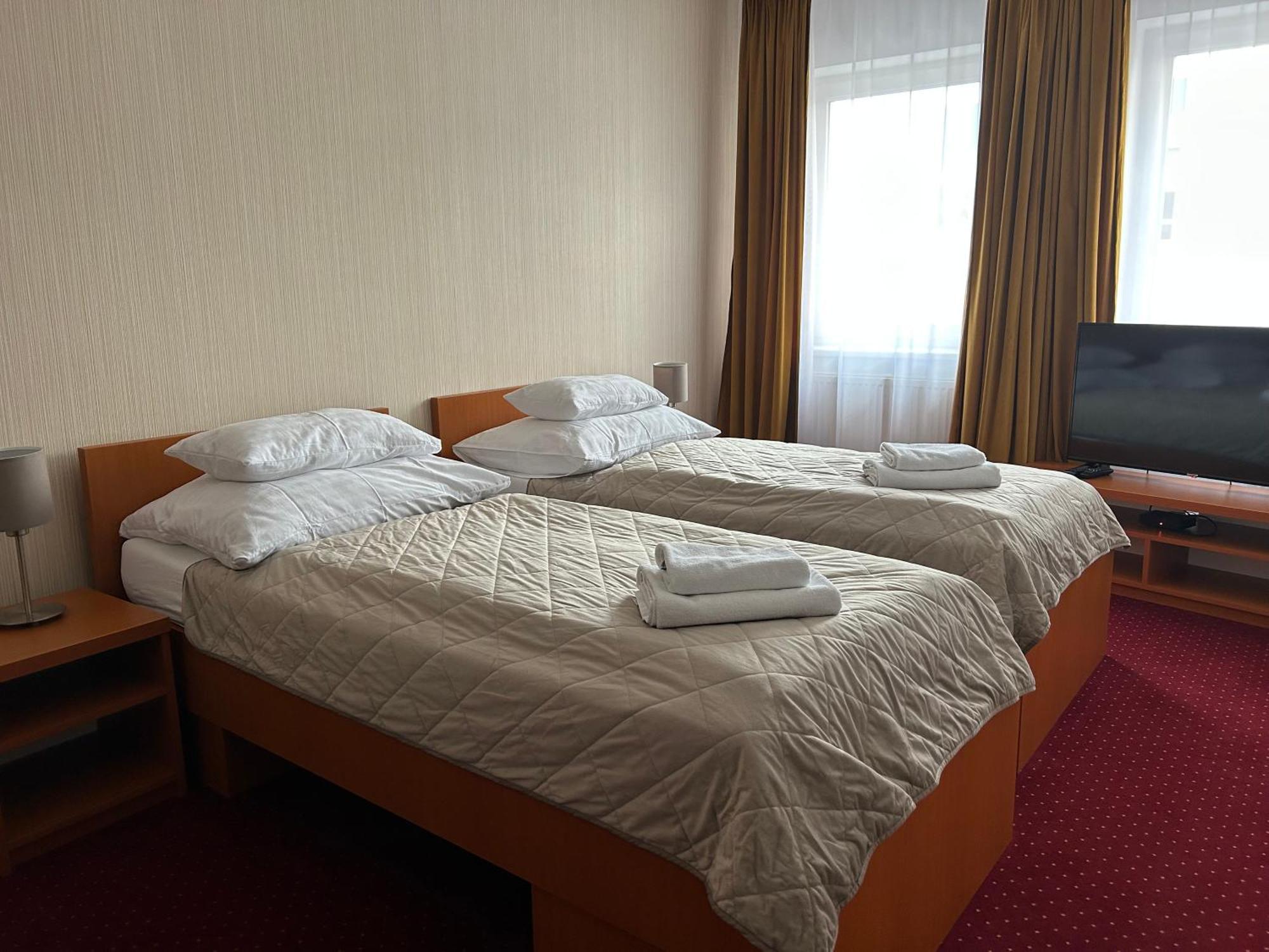 Hotel Evan U Hoffera Топольчани Екстер'єр фото
